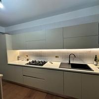 cucina completa di elettrodomestici