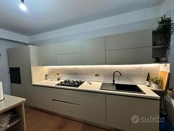 cucina completa di elettrodomestici