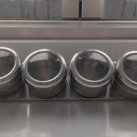 Porta spezie in metallo