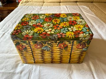 Veccia scatola in latta