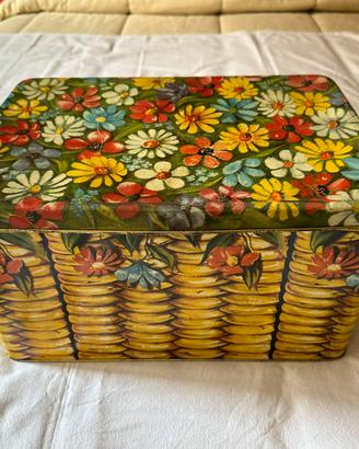 Veccia scatola in latta