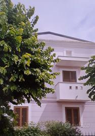 Villa bifamiliare con 2 appartamenti e mansarda