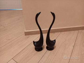 coppia di cigni in legno di ebano nero 
