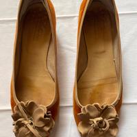 Scarpa in camoscio arancio con fiore