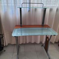 Scrivania in legno e vetro