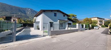 Appartamento piano terra con giardino e posti auto