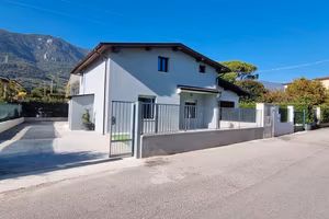Appartamento piano terra con giardino e posti auto