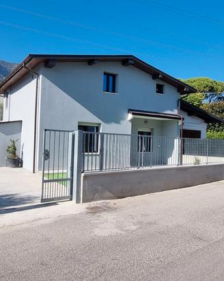 Appartamento piano terra con giardino e posti auto