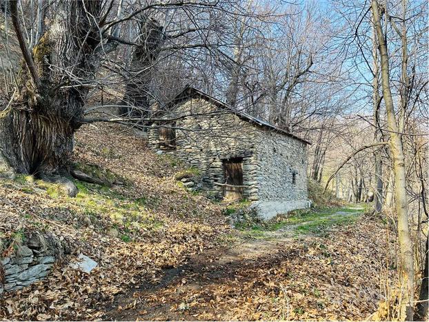 Due rustici in pietra con terreno