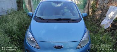 Ford Ka azzurra in buone condizioni