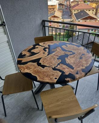 Tavolo in legno e resina