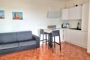 Trilocale con piscina fronte porto turistico