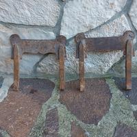 2 antichi pulisci scarpe in ferro 