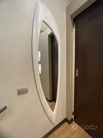 SPECCHIO BIANCO CON CORNICE IN LEGNO