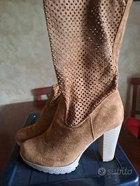 stivaletti scamosciati