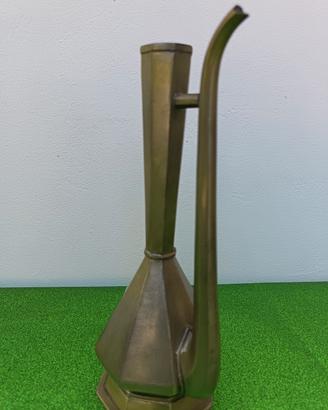 Oliera vintage in stagno. Design moderno.