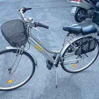bicicletta donna con seggiolino e cestino