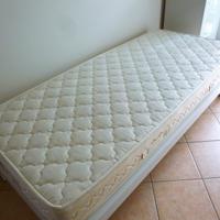 LETTO SINGOLO CON MATERASSO. TUTTO NUOVO