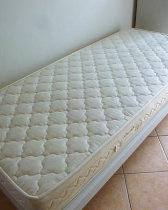 LETTO SINGOLO CON MATERASSO. TUTTO NUOVO