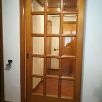 Porta scorrevole in legno e vetro