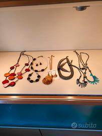 Piccola collezione di collane fantasia. 