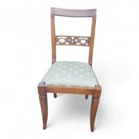Sedia classica con schienale intagliato
