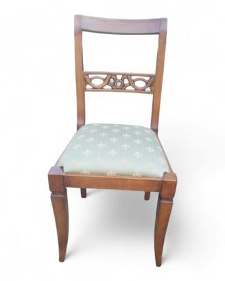 Sedia classica con schienale intagliato