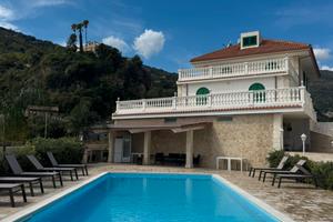 Villa con Piscina