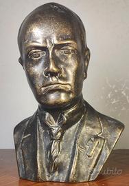 Busto in bronzo di Mussolini.