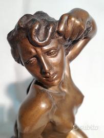 Scultura in bronzo intitolata "Andromeda"