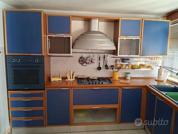 cucina ad angolo con  elettrodomestici inclusi