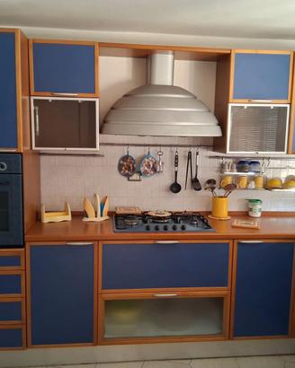 cucina ad angolo con  elettrodomestici inclusi