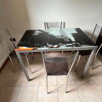 Tavolo vetro moderno abbinabile a sedie
