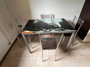 Tavolo vetro moderno abbinabile a sedie