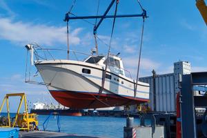 barca cabinata da pesca 
