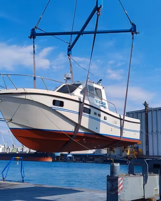 barca cabinata da pesca 