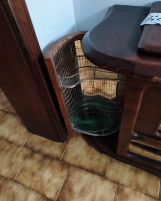 Radio Mobile antico con valvole e giradischi 