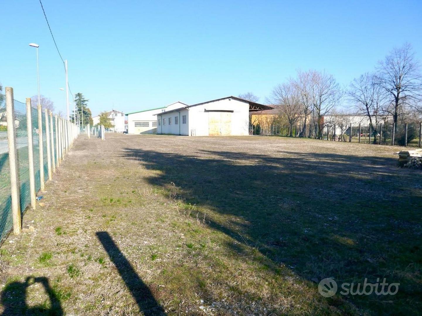 LOTTO EDIFICABILE DI 5.530 mq CON DUE CAPANNONI - Vista 4