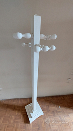 Vecchio appendiabiti in legno bianco