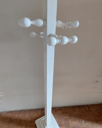 Vecchio appendiabiti in legno bianco