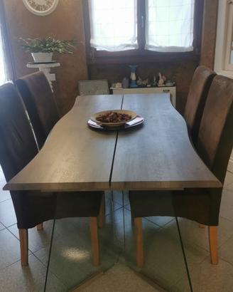 Tavolo in vetro con sedie marroni di complemento