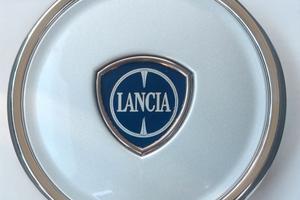 lancia Ypsilon borchie coprimozzo argento nera