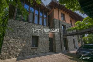 VILLA DI LUSSO CON GIARDINO E BOSCO PRIVATO.