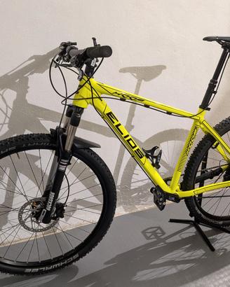 MTB Elios Hoop 29 front sistema idraulico casco