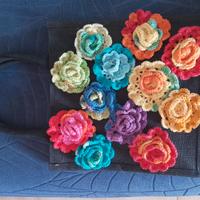 borsa in juta con applicati ricami fiori uncinetto