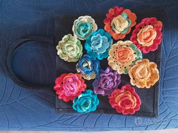 borsa in juta con applicati ricami fiori uncinetto