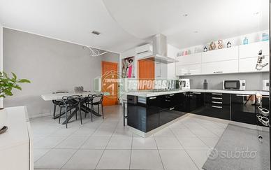 QUADRILOCALE SENZA SPESE CON DUE SERVIZI E DUE TER