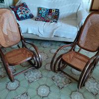 Coppia di sedie a dondolo stile Thonet in legno