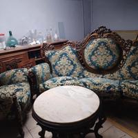 divano con poltrone e tavolino