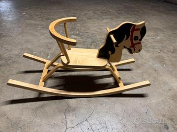 Cavallino a dondolo in legno